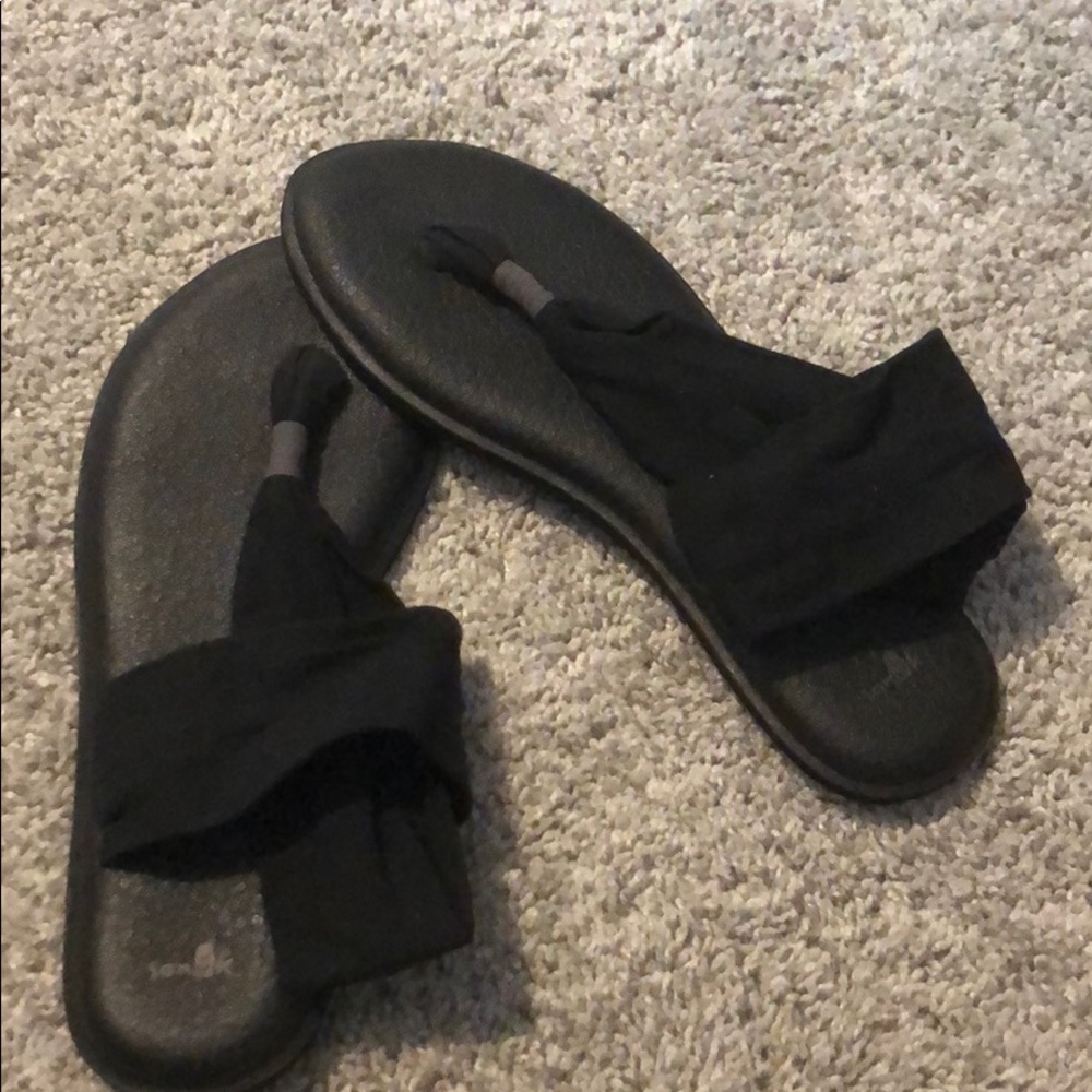 sandals/ flip flops